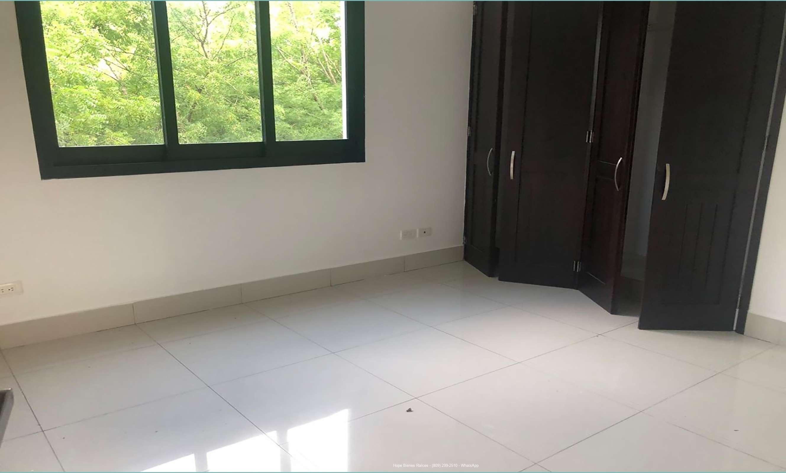 Habitación con baño y walkin closet
