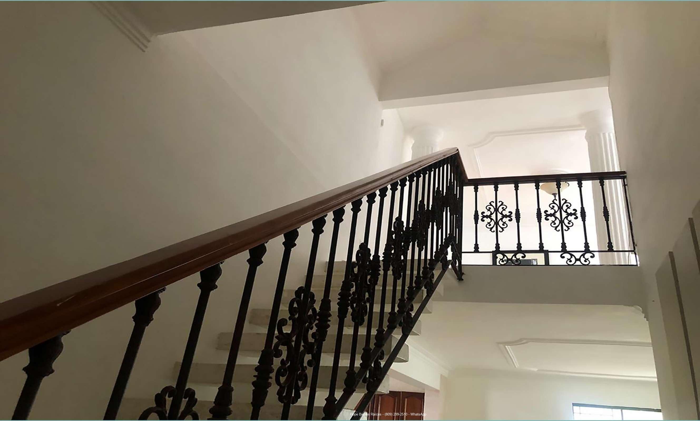 Escalera al 2do nivel