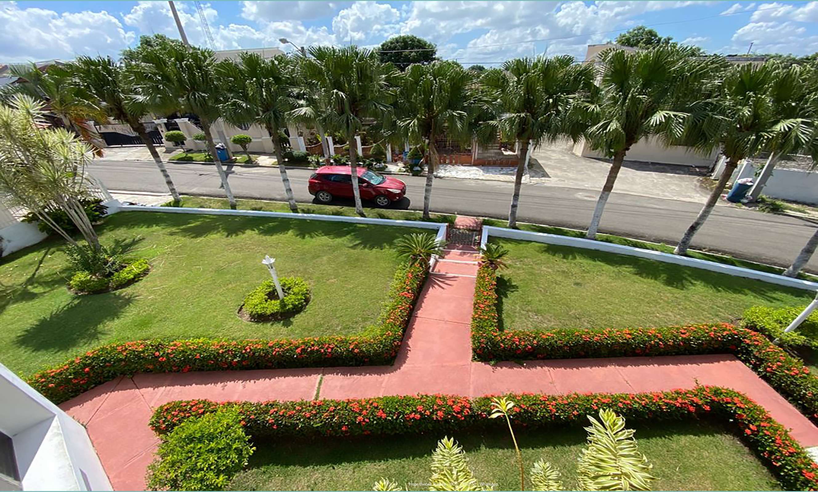 Entrada y patio frontal