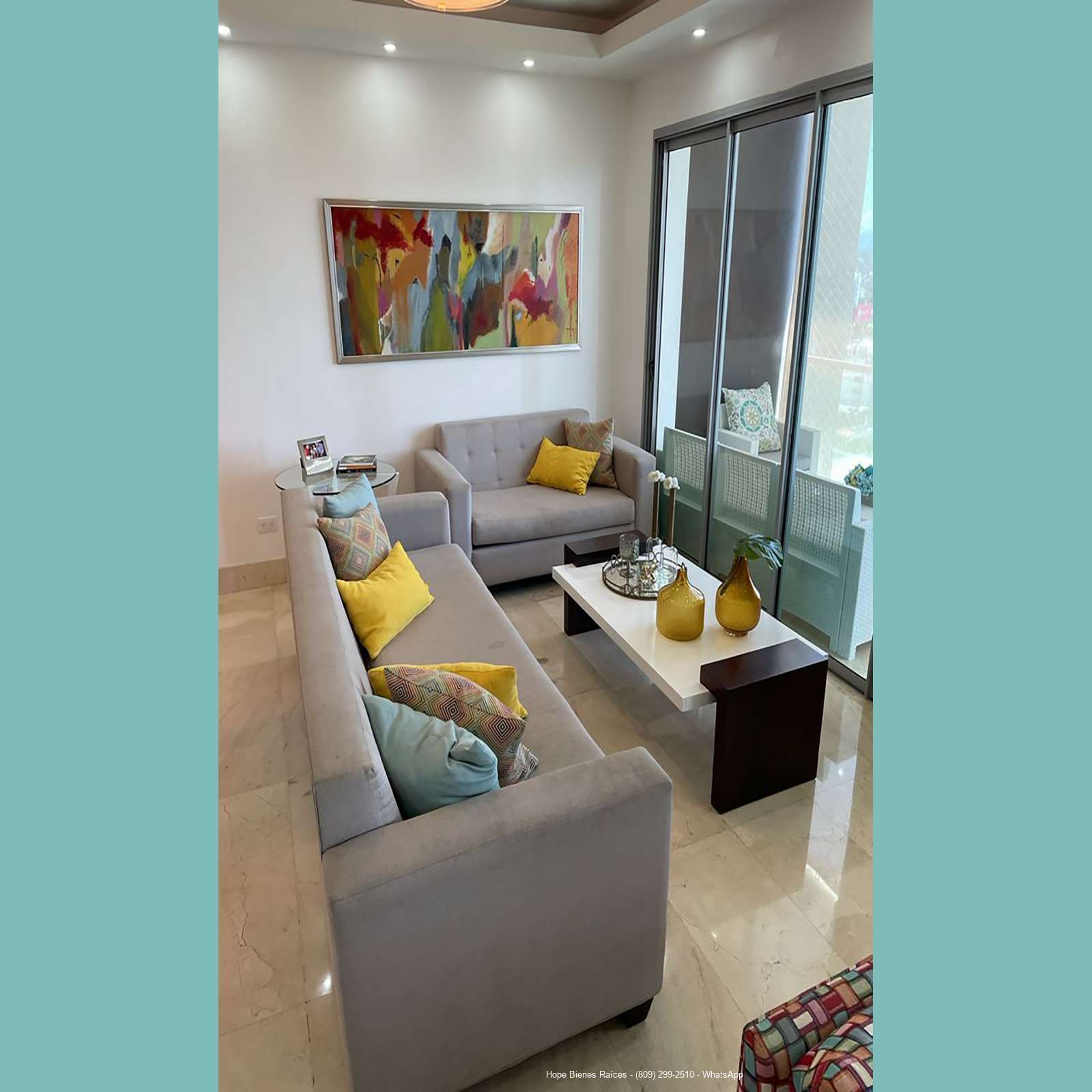 Sala y balcón