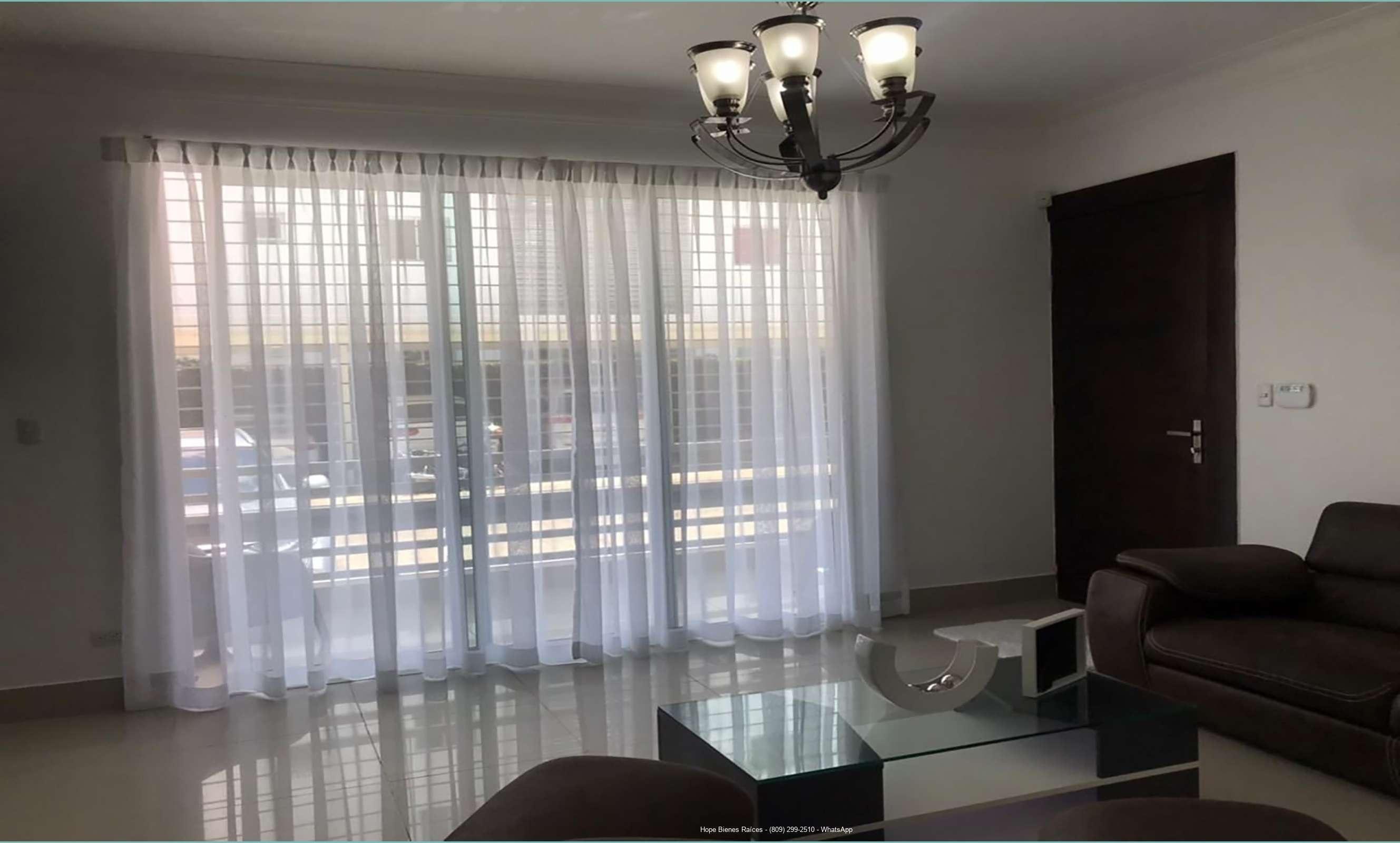 Sala y balcón