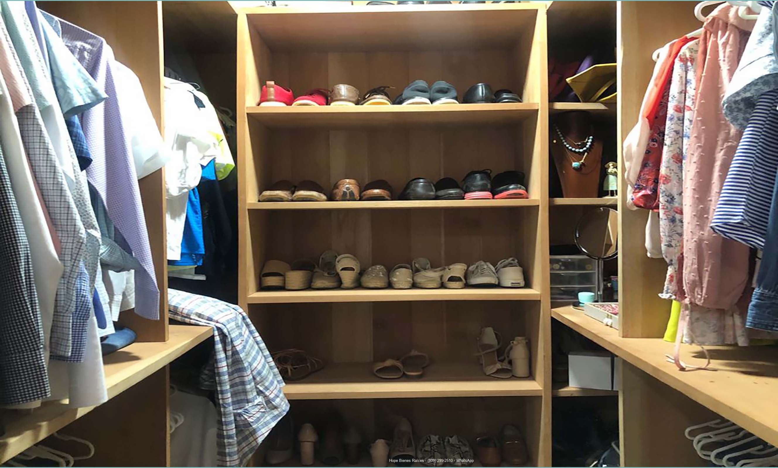 Walk-in closet forrado de cedro