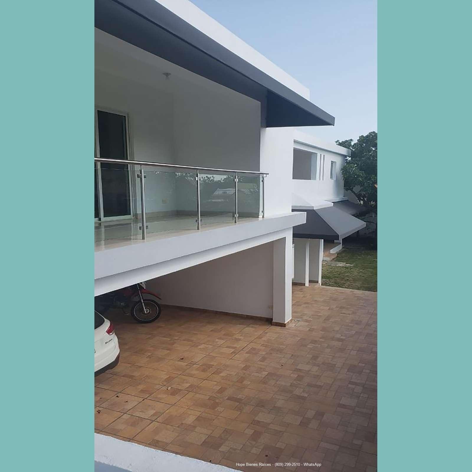 Marquesina y patio frontal