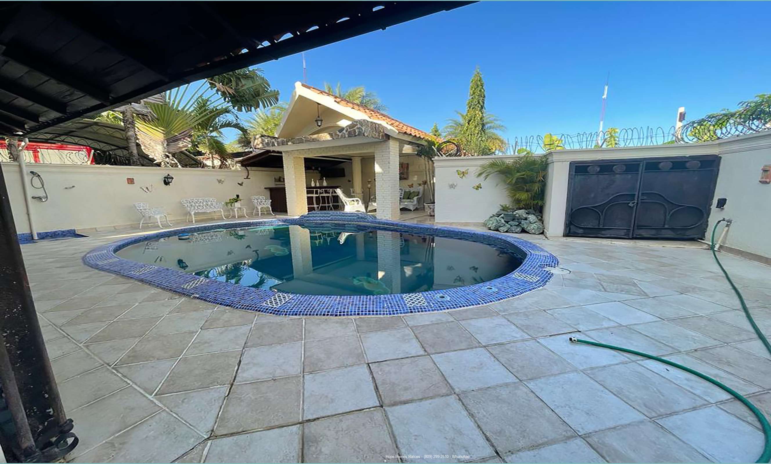 Piscina y gazebo