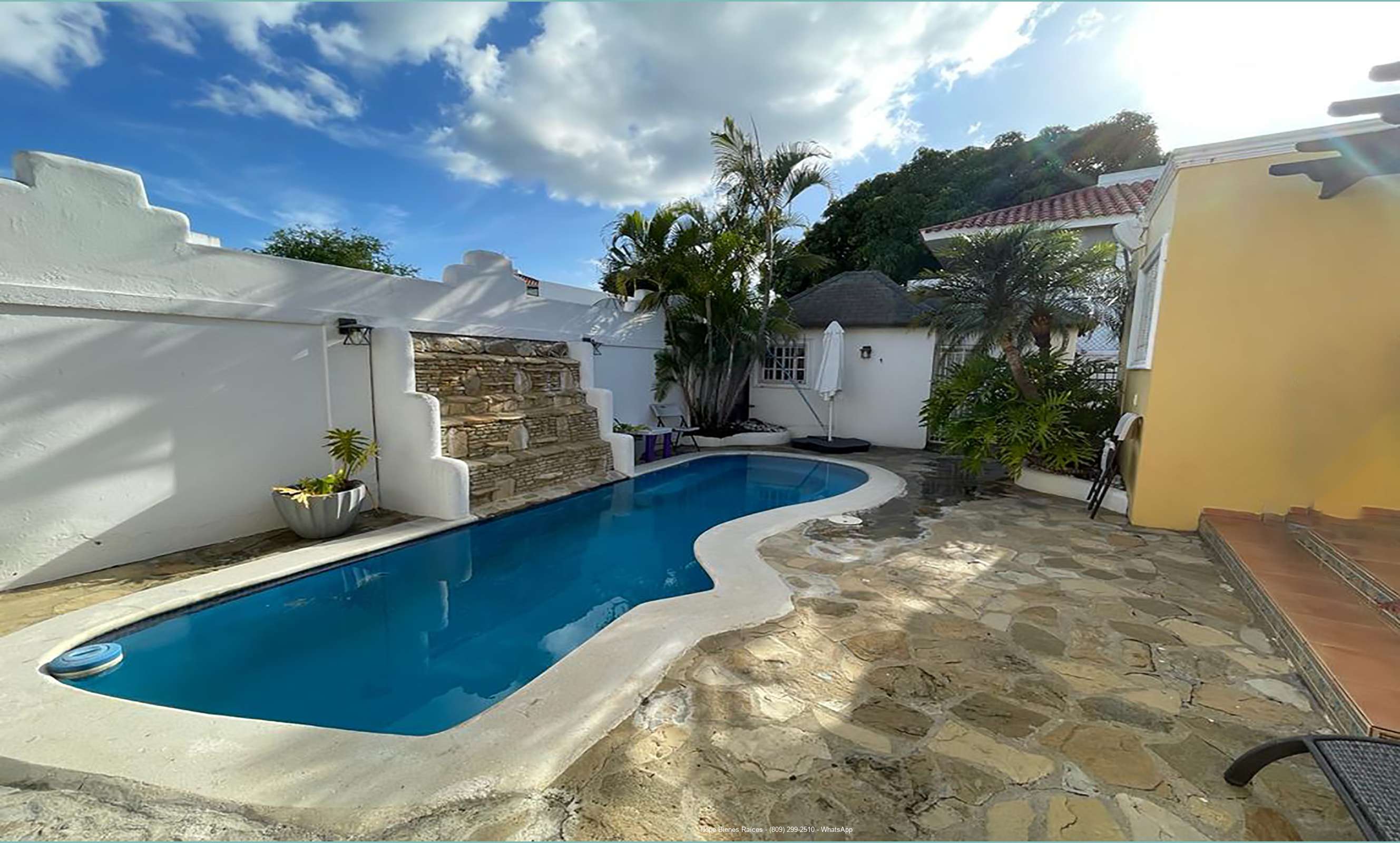 Piscina con cascada