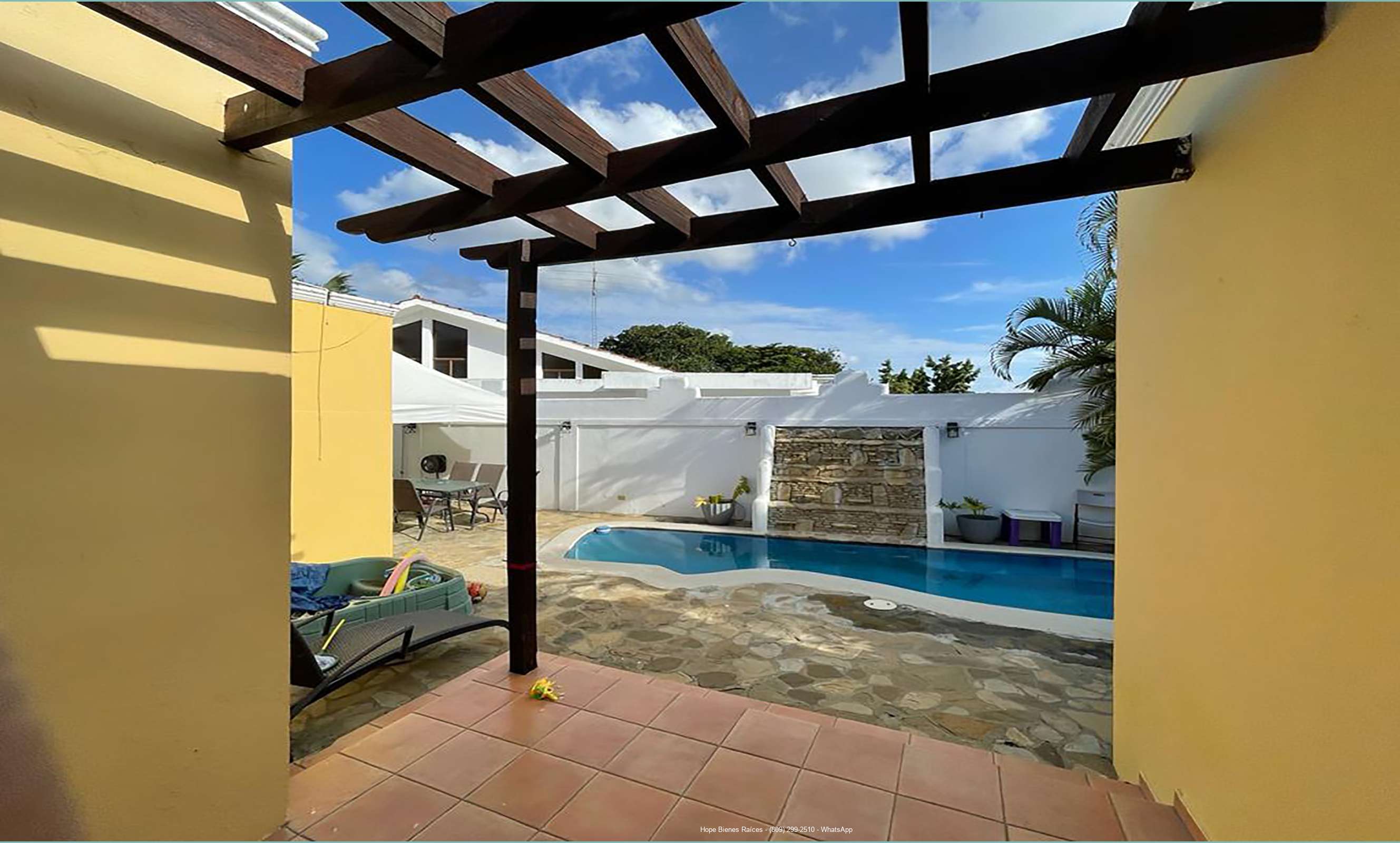 Terraza y piscina