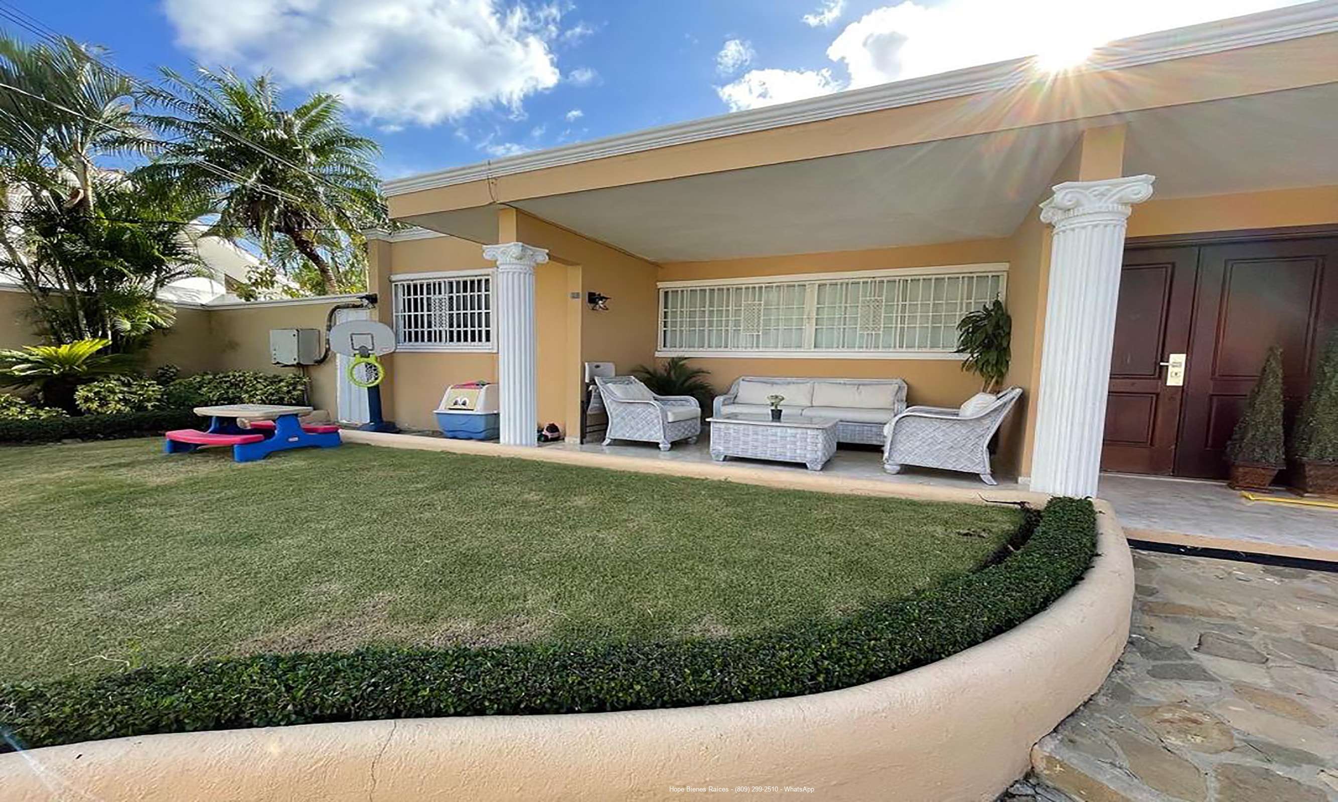 1- Patio frontal y galería